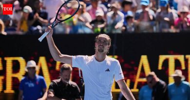 ऑस्ट्रेलियन ओपन: आर्यना सबालेन्का अडखळली, अलेक्झांडर झ्वेरेव्ह पहिल्या दिवशी नाटकी खेळला