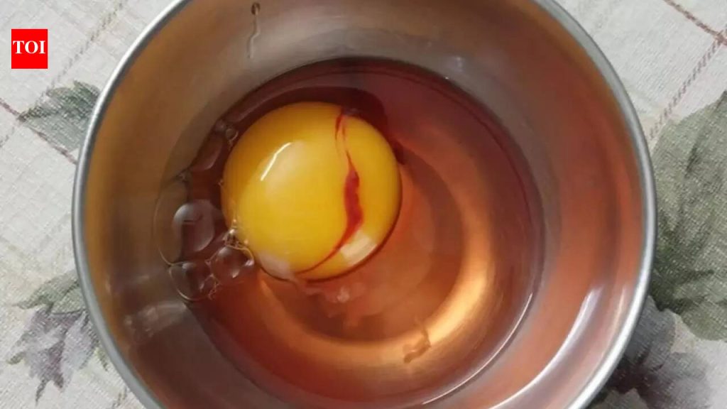 लाल अंड्याचे पांढरे असलेले अंडे कधी फोडले आहे? याचा अर्थ काय आहे आणि असुरक्षित अंडी कशी शोधायची ते येथे आहे |