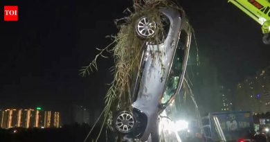नोएडा तांत्रिक मृत्यू प्रकरण: एनडीआरएफने तीन दिवसांनंतर पाणी भरलेल्या खंदकातून कार बाहेर काढली – व्हिडिओ