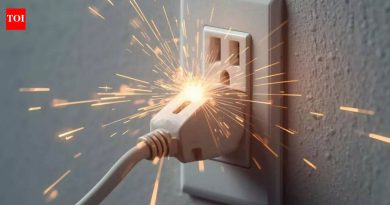 जेव्हा तुम्ही काहीतरी प्लग इन करता आणि ते धोकादायक असते तेव्हा तुमचे पॉवर आउटलेट का स्पार्क होते |