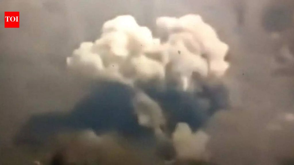 त्याच्या आर-डे व्हिडिओमध्ये, आयएएफ ‘अंमलबजावणी करणाऱ्या’ राफेलच्या प्रतिमेसह गेल्या मे मेमध्ये पाक एन-साइट किराणा हिल्सवर बॉम्बफेक करताना दाखवते.