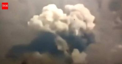 त्याच्या आर-डे व्हिडिओमध्ये, आयएएफ ‘अंमलबजावणी करणाऱ्या’ राफेलच्या प्रतिमेसह गेल्या मे मेमध्ये पाक एन-साइट किराणा हिल्सवर बॉम्बफेक करताना दाखवते.