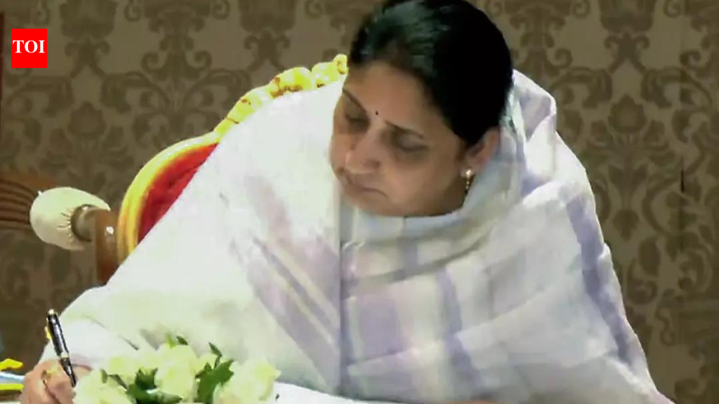 सुनेत्रा पवार यांनी घेतली महाराष्ट्राच्या उपमुख्यमंत्रीपदाची शपथ: राजकीय वारसा पुढे चालू ठेवण्यासाठी शक्तिशाली पतींच्या मागे पाऊल टाकणाऱ्या पत्नी | भारत बातम्या