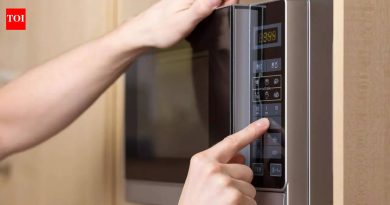 तुमच्या मायक्रोवेव्हच्या वर वस्तू का ठेवणे तुम्हाला वाटते त्यापेक्षा मोठा धोका असू शकतो