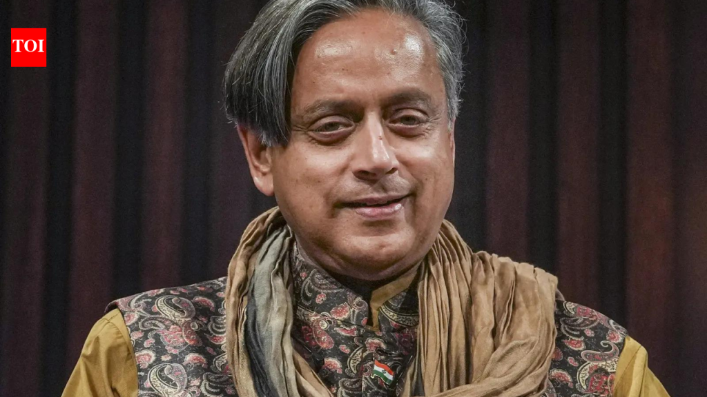 ‘पर्यायी सरकार’: काँग्रेसच्या भूमिकेबद्दल शशी थरूर; फाटाफुटीच्या अफवा फेटाळून लावते