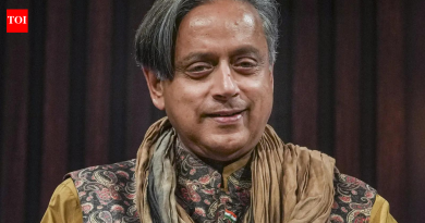 ‘पर्यायी सरकार’: काँग्रेसच्या भूमिकेबद्दल शशी थरूर; फाटाफुटीच्या अफवा फेटाळून लावते