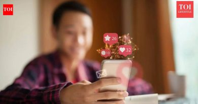 सोशल मीडिया-जड जगात मुलांचे संगोपन करणे |