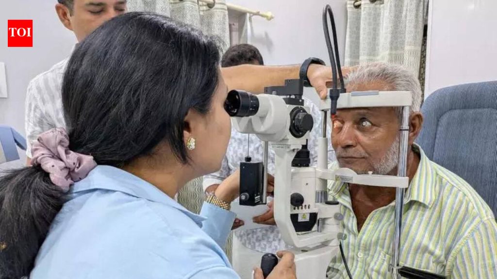 दक्षिण कमांड मेडिकल युनिट्स 120 सीमावर्ती गावांमध्ये डोळ्यांच्या समस्यांसाठी 2,500 लोकांची तपासणी करतात