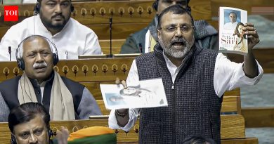 निशिकांत दुबे यांनी गांधी कुटुंबाला लक्ष्य करण्यासाठी लोकसभेत ‘बोफोर्स’ पुस्तक फडकवल्याने भाजप खासदारांमध्ये स्पीकर ऑफिसमध्ये भांडण झाले.