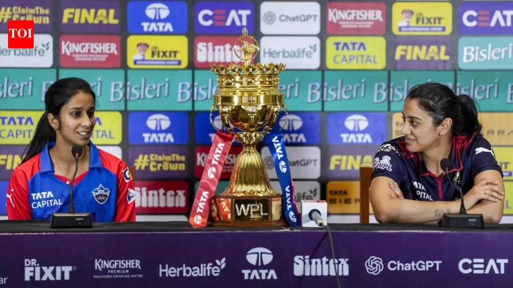 WPL फायनल, RCB vs DC: RCB कर्णधार स्मृती मानधनाने नाणेफेक जिंकून प्रथम गोलंदाजी करण्याचा निर्णय घेतला