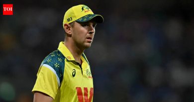 ऑस्ट्रेलियाला मोठा धक्का! १५ वर्षांनंतर ‘बिग थ्री’ युग संपल्याने जोश हेझलवूड T20 विश्वचषकातून बाहेर पडला.
