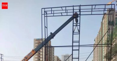 पीएमसीने 4 बेकायदेशीर होर्डिंग पाडले, मोहीम सुरू ठेवली