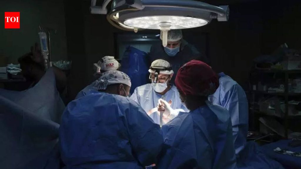 डायाफ्रामॅटिक हर्निया असलेल्या मुदतपूर्व अर्भकाला वाचवण्यासाठी डॉक्टर उच्च-जोखीम शस्त्रक्रिया करतात