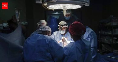 डायाफ्रामॅटिक हर्निया असलेल्या मुदतपूर्व अर्भकाला वाचवण्यासाठी डॉक्टर उच्च-जोखीम शस्त्रक्रिया करतात