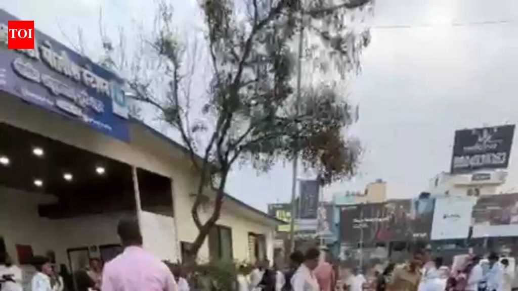 गुन्हेगारांना मोठा संदेश पाठवला: खराडी पोलिसांनी बेकायदेशीर मॉडिफाइड सायलेन्सर बसवलेल्या ४५ दुचाकी जप्त केल्या, बुलडोझरचा वापर करून एक्झॉस्ट क्रश