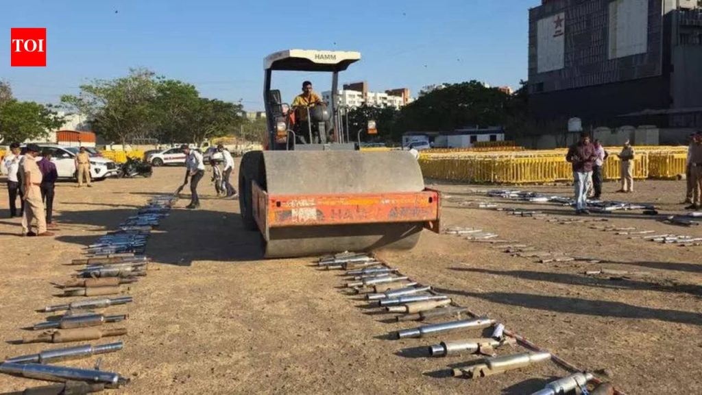 पिंपरी चिंचवड पोलिसांनी 399 मॉडिफाईड सायलेन्सर चिरडले