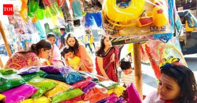 नागरी वास्तवांसह सण समतोल राखण्यासाठी रहिवासी जाणीवपूर्वक होळीचा पर्याय निवडतात