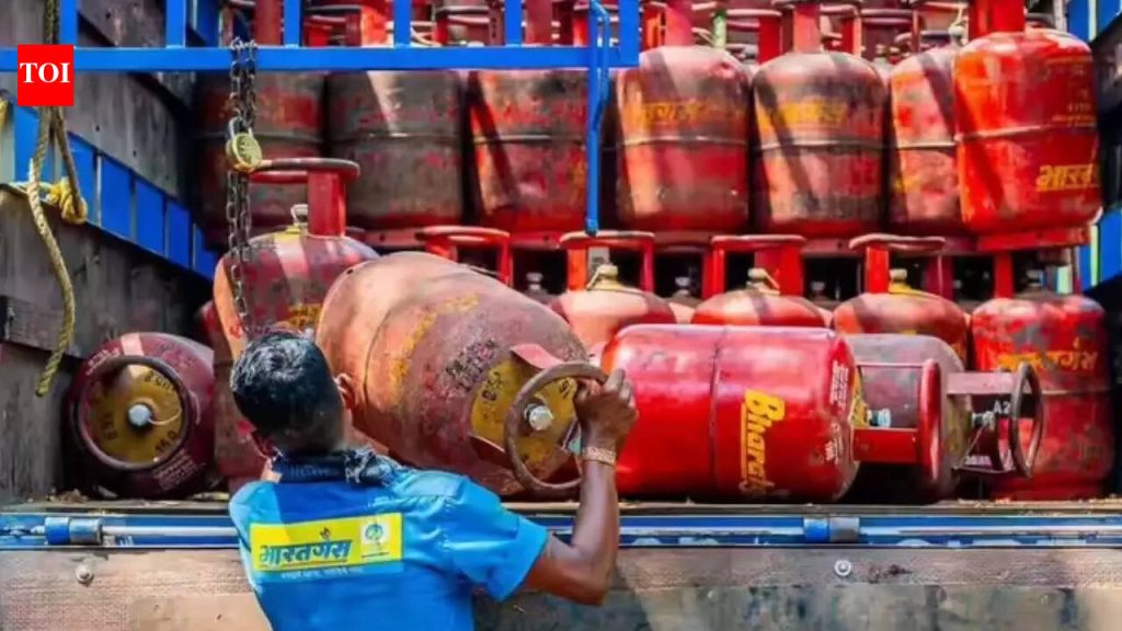 ‘थप्पड मारली, धमकी दिली’: पुण्यात एलपीजी सिलिंडरसाठी गर्दी असताना डिलिव्हरी बॉयवर हल्ला