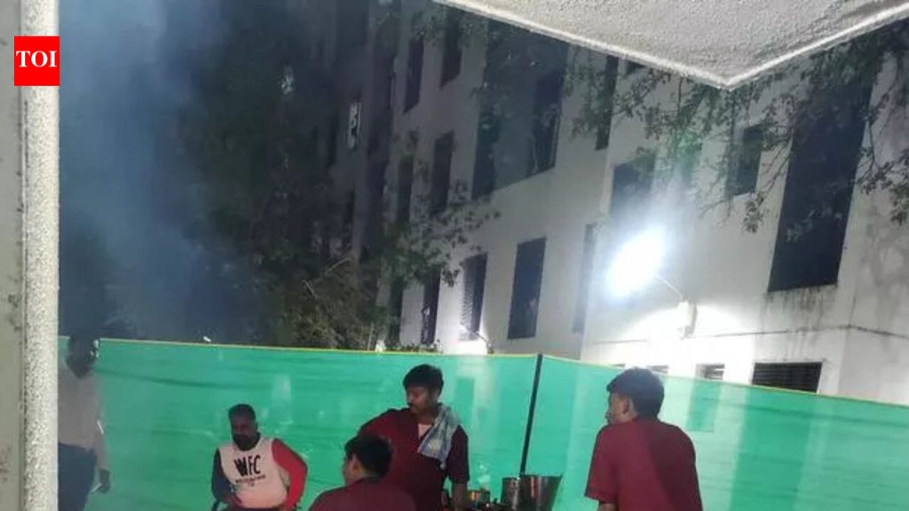 दोन SPPU मेस LPG सिलिंडरच्या तुटवड्यामध्ये स्वयंपाक करण्यासाठी सरपण वर स्विच करतात