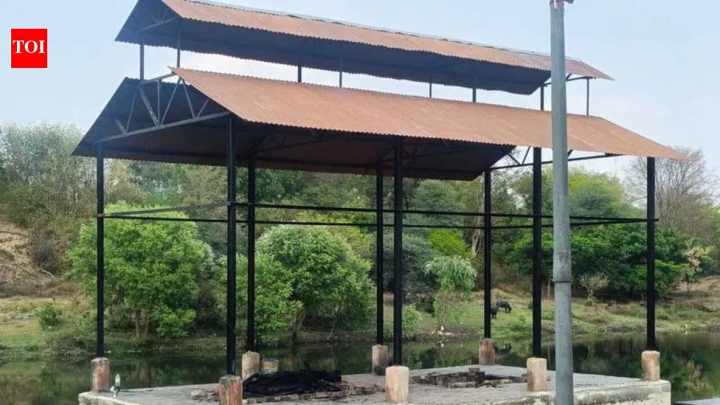 ‘आमचा मुलगा नाही’: अंत्यसंस्कार सुरू झाल्यानंतर कुटुंबीयांमध्ये घोळ; सातारा सिव्हिल हॉस्पिटलच्या अधिकाऱ्यांनी दोन कर्मचाऱ्यांना निलंबित केले